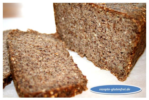 Low-Carb Brot mit fein gemahlenen Zutaten.